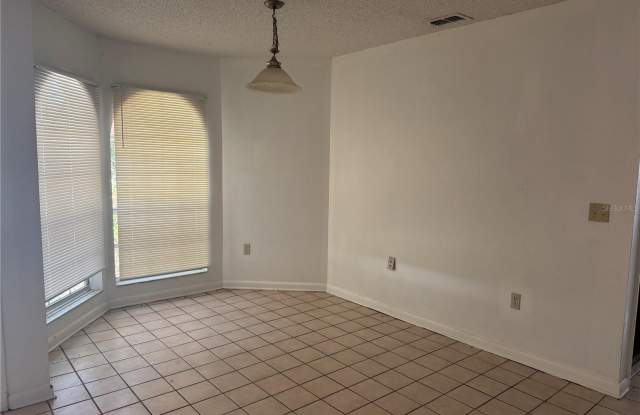 925 DERBYSHIRE DRIVE Gallery 4