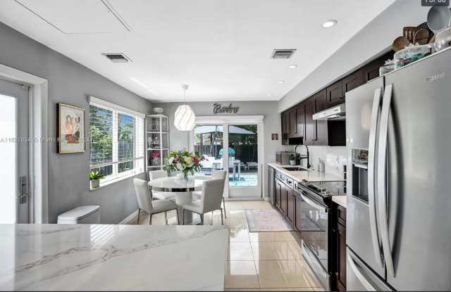 1001 Northeast 17th Court photos photos