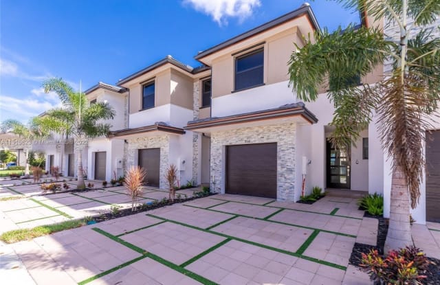 9113 NW 159th St - 9113 Northwest 159th Street, Miami Lakes, FL 33016