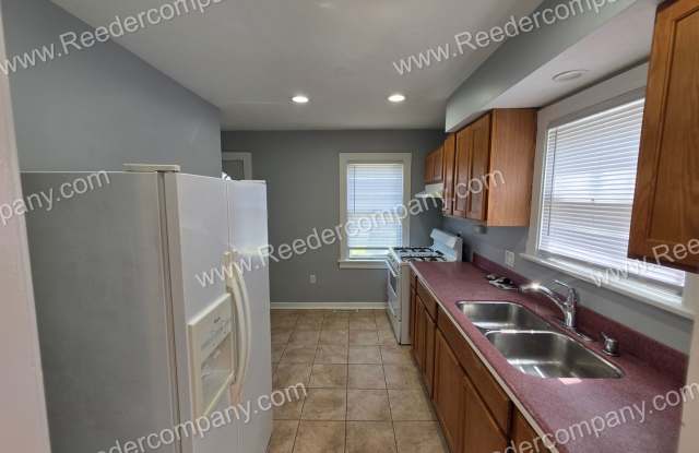 2 Bedroom / 2 Bath Home Walking Distance to PNW-Hammond Campus - 6821 Woodmar Avenue, Hammond, IN 46323