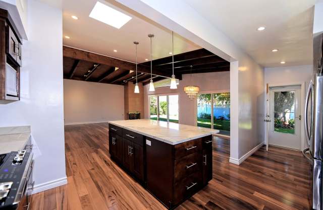4 Bedrooms/3 Bathrooms in Encino Gallery 4