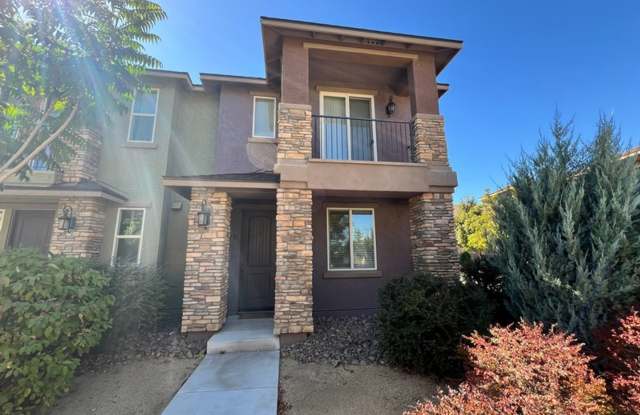 <b>Three Bedroom Two Story Townhome near Virginia Lake<br><br> Gallery 1