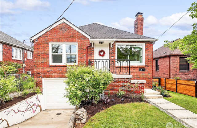 Charming 4 bed, 2 bath, fully fenced, covered deck in convenient location. photos photos
