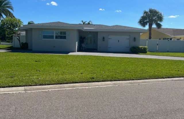 2109 Bayshore Dr - 2109 Bayshore Drive, Belleair Beach, FL 33786
