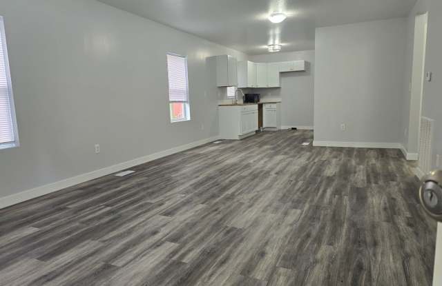 Beautifully Updated 2 bedroom 1 bathroom 776 sq ft home Gallery 4