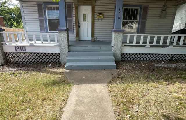 3 Bedroom 1 Bathroom Bungalow West of Downtown photos photos