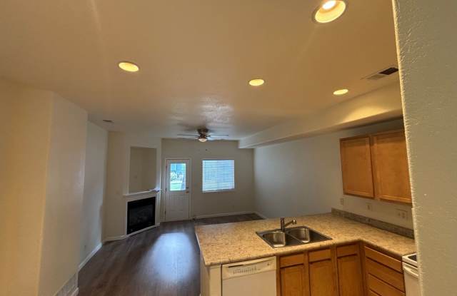 Charming 2 Bed/1.5 Bath Available Now Gallery 4
