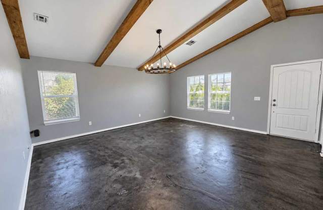 Modern Comfort Meets Rustic Charm in Edmond Gallery 4