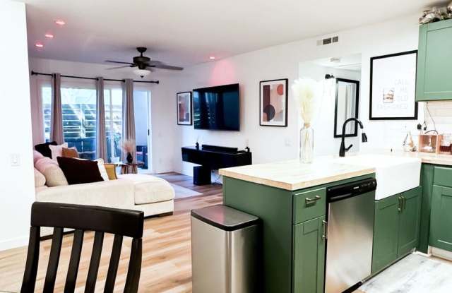 Charming Lake Forest Condo Ready for You! 2 Bed | 1 Bath | 915 SF photos photos