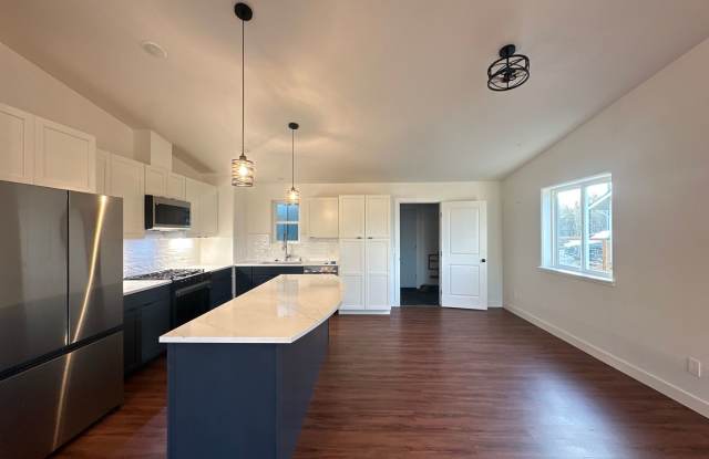3 Bed/2Bath duplex with Garage in North Pole, tenant only pays electric Gallery 3