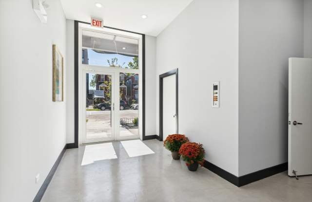 2342 W Adams Street Gallery 4