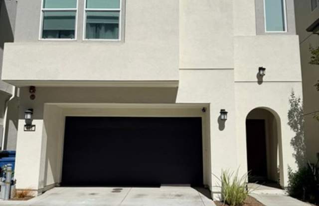 Modern 4BR / 4.5BA Four-Story Home with City Views Gallery 1