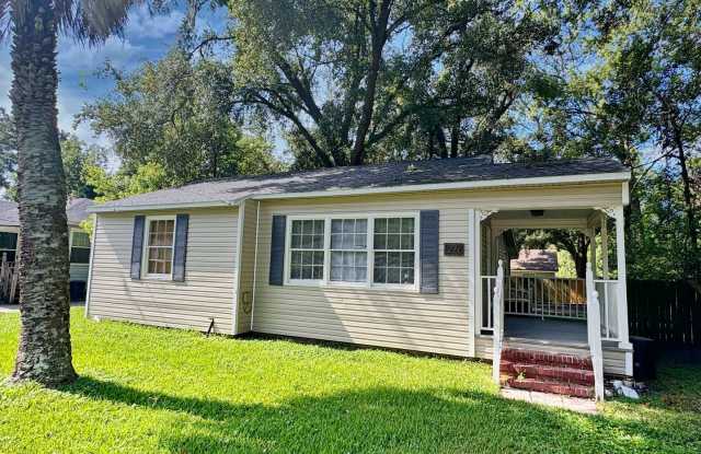 Charming Two Bedroom, One Bathroom Home Featuring Original Wood Floors photos photos Charming Two Bedroom, One Bathroom Home Featuring Original Wood Floors photos photos