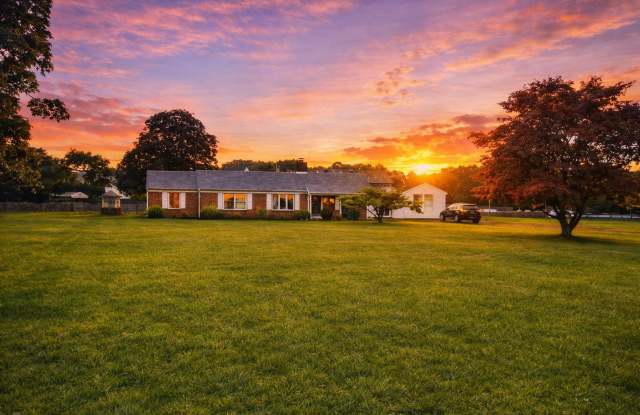 Spacious 4BR Ranch with 3 Living Rooms on 1.7 Acres — Howell photos photos