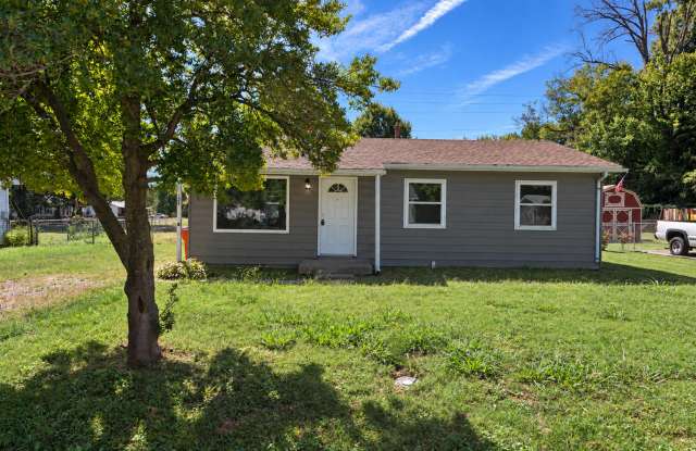3-Bedroom Home with Large Patio Gallery 1