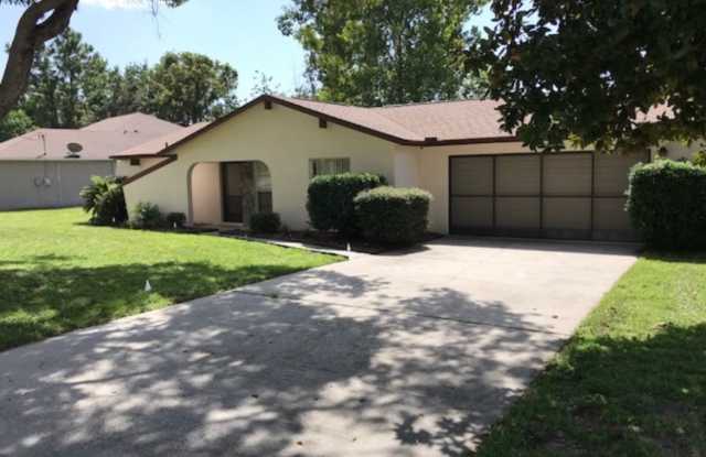 Beautifully Updated 2 bedroom Pool Home in a Great Location! Gallery 1