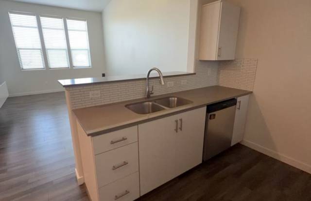 Charming 1-Bedroom Condo in Desirable NW Portland – In-Unit Laundry & Extra Storage! Gallery 1