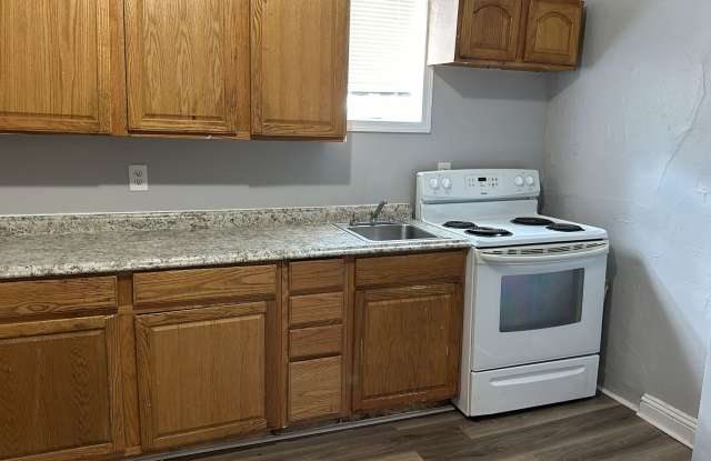 Three Bedroom One Bathroom Ready For ASAP Move In Gallery 4