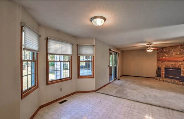 4 Bedroom, 3,5 Bath home in Maroa Forsyth School District! Gallery 4
