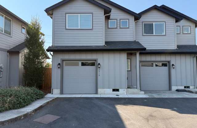 Newer 3-bedroom, 2.5 bath duplex in desirable neighborhood! photos photos
