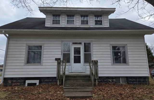 $1,295 | 4BD 2BA | 1602 8th St E | Available 6/5/26! photos photos