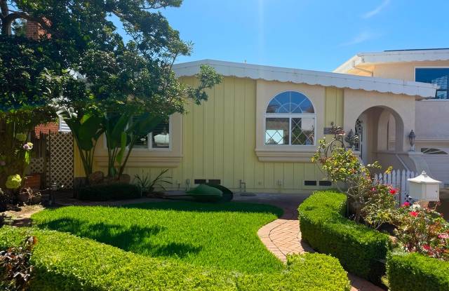 Breathtaking Ocean Views | 4BR Coastal Home in Ocean Beach Gallery 4