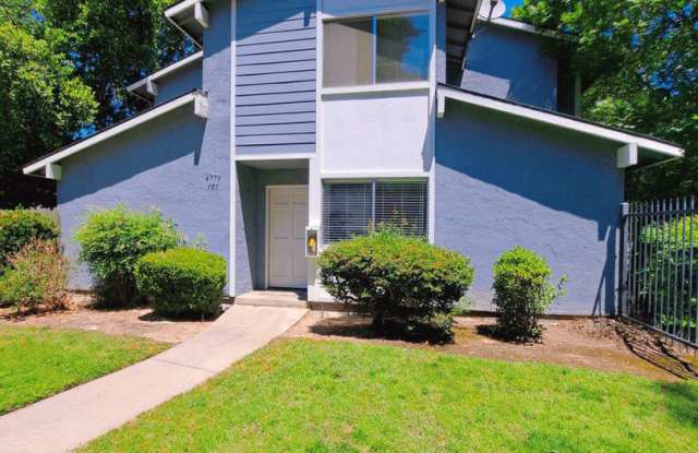 Comfortable 2 Story Condo By Fresno State! photos photos