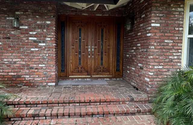 6 Bedroom + 4 Bathroom - Single Level Living, Perfect for Multi Generational Family, Large Yard Gallery 2