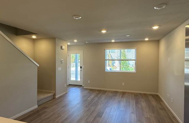 Great Locations! Spacious 3 bedroom Townhome! Neighborhood Park & More! Gallery 4