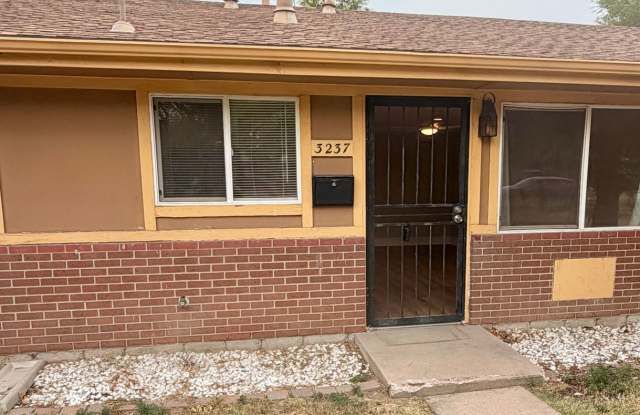Stylishly Updated 2BR Townhome Near City Park Denver Gallery 1