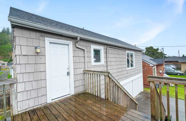 2515 1/2 Sumner Avenue - 2 photos photos