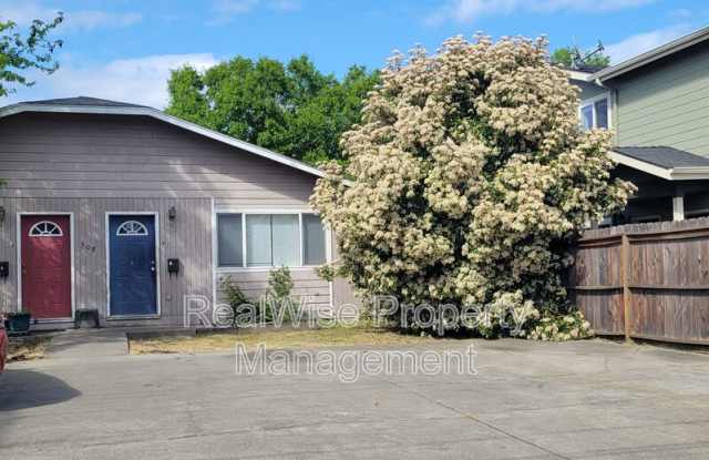 308 SE M St - 308 Southeast M Street, Grants Pass, OR 97526