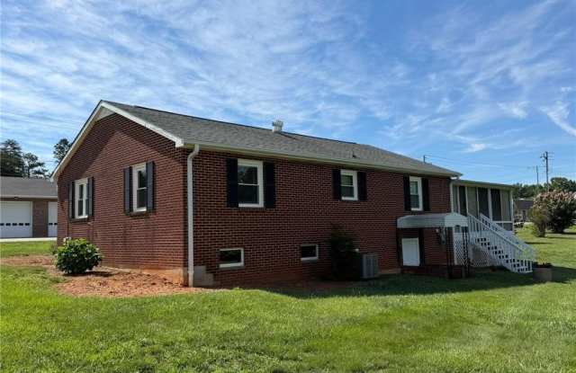 2421 Smithtown Road Gallery 3
