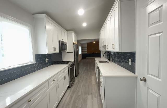 Spacious 5-Bedroom Virginia Beach Home with Workshop & Ample Storage Gallery 3