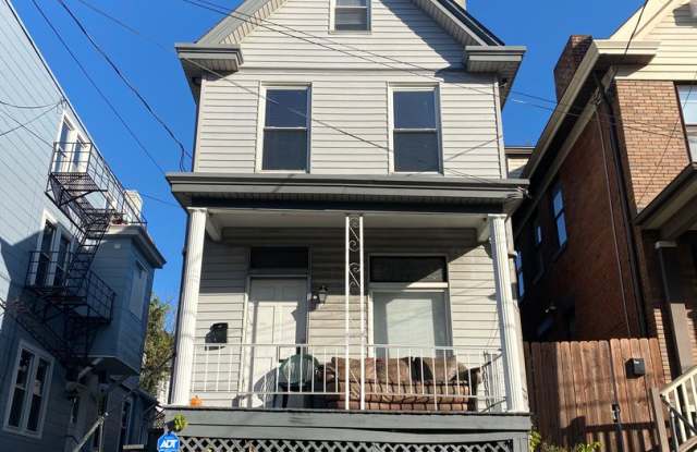 5 Bed/ 2 Bath on Warner Mins. from UC Only $700/pp ($3,500/mo) Gallery 3