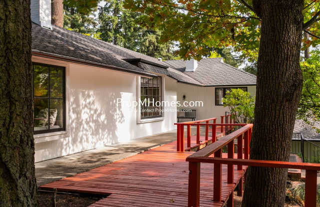 Beautiful Lake Oswego Home with 4 Bedrooms, 3 Baths & Entertaining Spaces Gallery 3