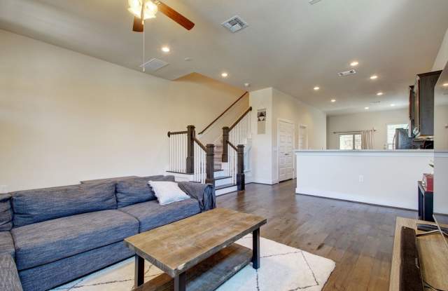 Beautiful 4 bedroom/2.5 bath coming mid-July photos photos