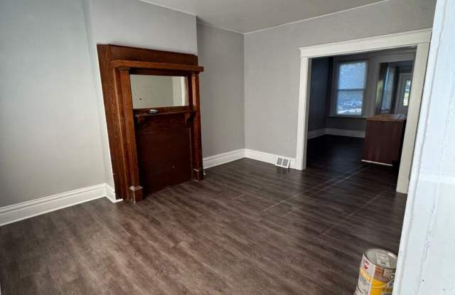 Lovely 2 Bedroom Townhome with New Kitchen with Butler's Pantry Gallery 3