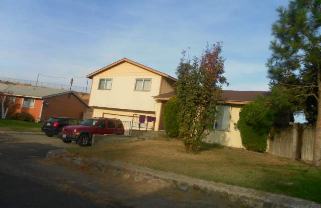 Split level Stanfield Home!! - 210 Northwest Willow Drive, Stanfield, OR 97875