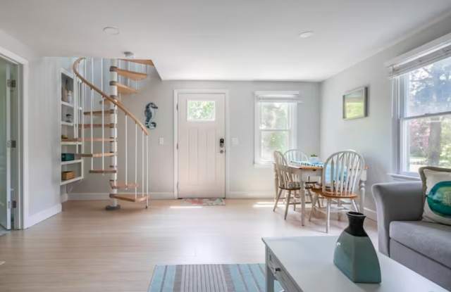 Recently Renovated Cozy Private Home Gallery 3