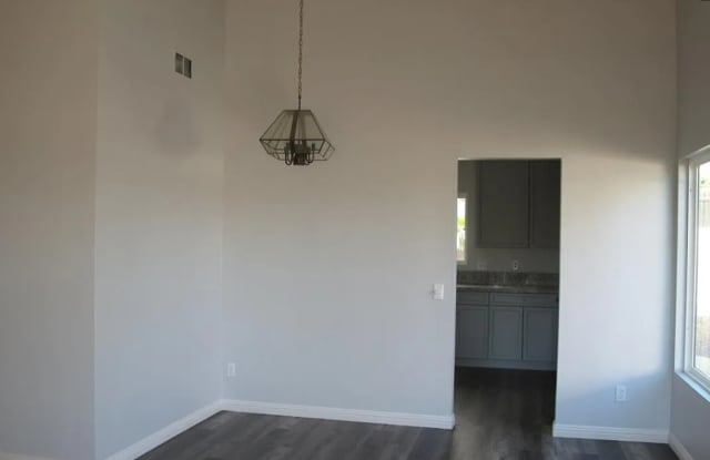 4 Bedroom 2 Bathroom Pool Home in Corona! Gallery 4