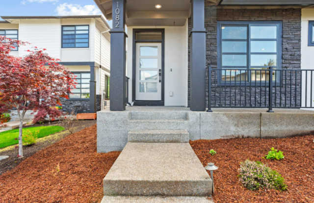 Beautifully Upgraded Home Near McMenamins Edgefield with Engineered Hardwood, Stainless Appliances & 2-Car Garage! Gallery 3