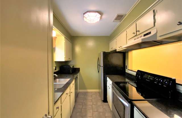 2 Bedroom Townhouse Located near the New Woman's Hospital. Wonderful Quiet Community With Covered Parking and A fenced Patio! Must See! Water, Sewer Garbage Included in the rent ! photos photos