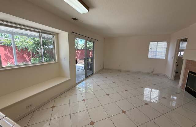 Wonderful floor plan and great location! Gallery 4