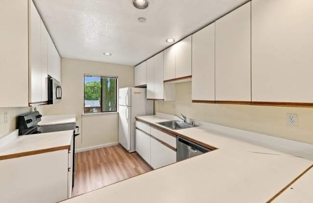 Conveniently Located 2 Bed, 2.5 Bath Townhome Gallery 4