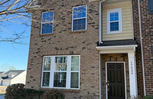 End-Unit Cornelius Townhome | 3BR + Flex Room | Fenced Courtyard | Near Birkdale  Greenway photos photos