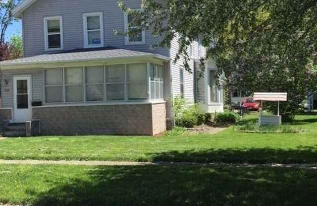 1016 State St - 1016 State Street, Cedar Falls, IA 50613