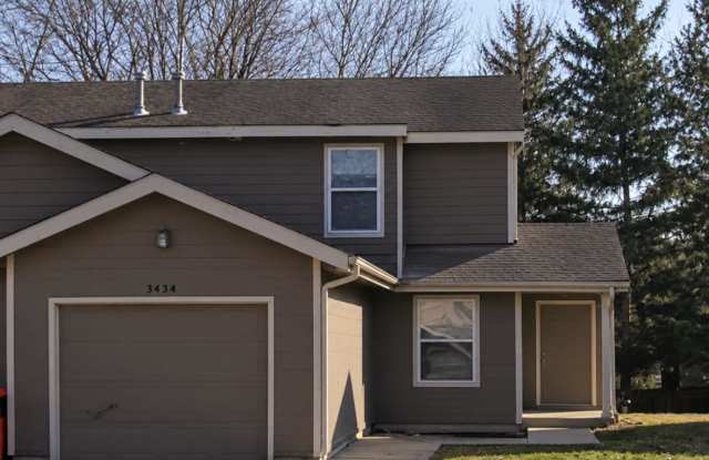 Great 2 Bed 2 Bath 1 Car Garage Split Level Duplex Gallery 1