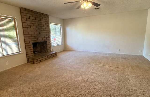 MOVE IN SPECIAL 1/2 OFF FIRST MONTH RENT 2 bedroom 2 bathroom Heritage Ranch Home Available NOW Gallery 4