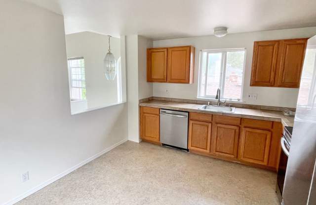 Spacious 3-Bed, 3-Bath Maple Leaf Home Gallery 4